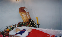 Wanda Nowak podczas pogrzebowego różańca