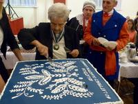 Wanda Szkulmowska kroi tort