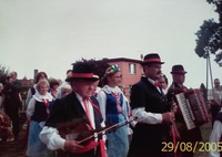 Nadgoplański Zespół Folklorystyczny w trakcie Dożynek Gminnych w Sukowach (2005)